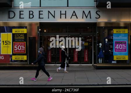 Vista generale della vicina Oxford Street vuota, durante la prima settimana del terzo blocco nazionale di livello 5, ha annunciato di combattere il picco di Covid-19 putbreak, a Londra il 7 gennaio 2021. Il Regno Unito punta a vaccinare tutti gli operatori sanitari in prima linea oltre i 70s anni e i più vulnerabili dal punto di vista clinico entro la metà di febbraio, quando le attuali regole di blocco saranno riviste. Ciò richiederebbe circa 13 milioni di vaccinazioni covidio-19. Martedì, il paese aveva vaccinato più di 1,3 milioni di persone. (Foto di Alberto Pezzali/NurPhoto) Foto Stock