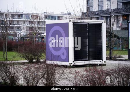 Il primo filtro dell'aria cittadino al mondo, 'Oxygen', è stato visto a Varsavia, Polonia, il 6 gennaio 2021. Il filtro 'ossigeno' elabora fino a 30 milioni di metri cubi di aria in otto ore. Questo è all'incirca il volume dell'iconico Palazzo della Cultura e delle Scienze della città. Il dispositivo, creato da Pawel Makowski, è stato installato nel quartiere meridionale di Wilanow vicino a un parco. Secondo Makowski dovremmo pulire l'aria proprio come pulire le strade, le finestre e le automobili. (Foto di Jaap Arriens/NurPhoto) Foto Stock