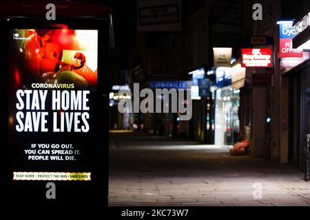 I messaggi del governo che dicono alle persone di rimanere a casa illuminano lo schermo della pubblicità digitale di una fermata dell'autobus su uno Strand vicino deserto a Londra, Inghilterra, il 7 gennaio 2021. All'inizio di questa settimana l'Inghilterra ha iniziato un terzo blocco nazionale del coronavirus, con la preoccupazione delle autorità di far sì che il Servizio sanitario Nazionale (NHS) possa presto essere sopraffatto dai malati di covid-19. Nel frattempo, il primo ministro britannico Boris Johnson ha annunciato oggi che 1,5m persone in tutto il Regno Unito hanno ricevuto almeno una prima dose di vaccino covid-19, con piani per centinaia di migliaia di vaccinazioni da somministrare ogni giorno Foto Stock