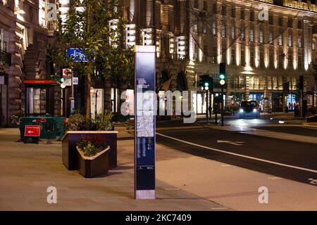 Il 7 gennaio 2021, un taxi guida lungo una Regent Street, quasi deserta, a Londra, in Inghilterra. All'inizio di questa settimana l'Inghilterra ha iniziato un terzo blocco nazionale del coronavirus, con la preoccupazione delle autorità di far sì che il Servizio sanitario Nazionale (NHS) possa presto essere sopraffatto dai malati di covid-19. Nel frattempo, il primo ministro britannico Boris Johnson ha annunciato oggi che 1,5m persone in tutto il Regno Unito hanno ricevuto almeno una prima dose di vaccino covid-19, con piani per centinaia di migliaia di vaccinazioni da somministrare ogni giorno a partire dalla metà di questo mese, con assistenza militare. (Foto di David Cliff/NurPhoto Foto Stock