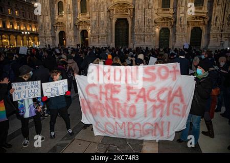 Studenti insegnanti e genitori protestano in Piazza Duomo contro la DAD (Distance Learning) e il rinvio della riapertura delle scuole il 08 gennaio 2020 a Milano. (Foto di Alessandro Bremec/NurPhoto) Foto Stock