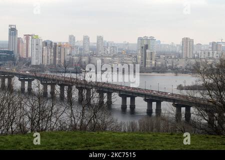 Una vista sulla riva sinistra e il ponte Paton a Kyiv, Ucraina il 08 gennaio 2021. (Foto di Str/NurPhoto) Foto Stock