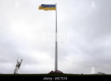 Il 08 gennaio 2021, la bandiera più grande dell'Ucraina vola a circa 90 metri di altezza vicino al Monumento della Motherland a Kyiv, Ucraina. (Foto di Str/NurPhoto) Foto Stock