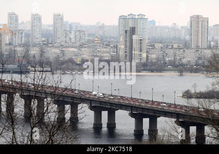 Una vista sulla riva sinistra e il ponte Paton a Kyiv, Ucraina il 08 gennaio 2021. (Foto di Str/NurPhoto) Foto Stock