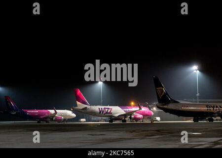 Aerei di Wizzair visto arrivare all'aeroporto di Cracovia Balice come molti voli internazionali sono cancellati a causa del numero aumentato di casi di Covid-19 in Europa Cracovia, Polonia il 8 gennaio 2021. Il settore delle compagnie aeree è stato duramente colpito dopo che il blocco globale di Coronavirus ha tagliato la maggior parte dei voli internazionali passeggeri. (Foto di Dominika Zarzycka/NurPhoto) Foto Stock