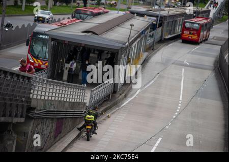 Viale principale, Autopista Norte, viale nord vuoto con pochi autobus pubblici di transmilenio dopo che la città di Bogota è entrato in una quarantena di 4 giorni e stretta chiusura dal 8 gennaio al 12 gennaio in mezzo al romanzo Coronavirus Pandemic a Bogotà, Colombia il 8 gennaio 2020. (Foto di Sebastian Barros/NurPhoto) Foto Stock