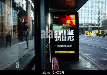 I messaggi del governo che dicono alle persone di rimanere a casa vengono visualizzati presso una fermata dell'autobus a Whitechapel a Londra, in Inghilterra, il 9 gennaio 2021. L'Inghilterra ha iniziato un terzo blocco nazionale martedì in un tentativo di arginare la trasmissione del coronavirus in tutto il paese. Nella capitale, il sindaco di Londra Sadiq Khan ha dichiarato ieri un 'incidente principale' per la città sulle pressioni di coronavirus, avvertendo che gli ospedali potrebbero presto essere sopraffatti con pazienti con covid-19. (Foto di David Cliff/NurPhoto) Foto Stock