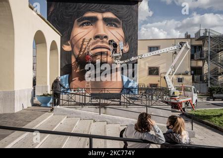 NAPOLI, ITALIA - JUNUARY 8 - il murale dell'artista napoletano Jorit raffigurante il calciatore argentino Diego Armano Maradona, creato a quarto a Napoli, in Piazza Europa, il 4 gennaio 2021. Il calciatore argentino Diego Armando Maradona era una figura importante per la gente di Napoli e così l'artista Jorit lo commemora con un murale nella città natale dell'artista. (Foto di Manuel Dorati/NurPhoto) Foto Stock