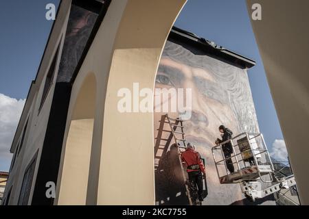 NAPOLI, ITALIA - JUNUARY 8 - il murale dell'artista napoletano Jorit raffigurante il calciatore argentino Diego Armano Maradona, creato a quarto a Napoli, in Piazza Europa, il 4 gennaio 2021. Il calciatore argentino Diego Armando Maradona era una figura importante per la gente di Napoli e così l'artista Jorit lo commemora con un murale nella città natale dell'artista. (Foto di Manuel Dorati/NurPhoto) Foto Stock