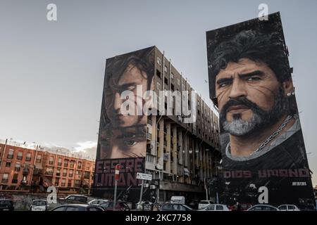 NAPOLI, ITALIA - JUNUARY 8 - il murale dell'artista napoletano Jorit sulle pareti di un palazzo comunale a San Giovanni a Tettuccio a Napoli raffigura il calciatore argentino Diego Armando Maradona (R) e lo Scugnizzo Nicol (L), 4 gennaio 2021. (Foto di Manuel Dorati/NurPhoto) Foto Stock