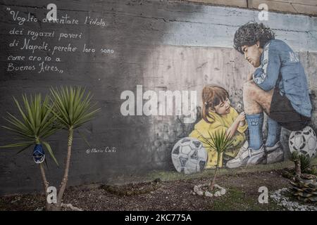 NAPOLI, ITALIA - JUNUARY 8 - Un murale raffigurante il calciatore argentino Diego Armano Maradona al di fuori dell'ex Centro Sportivo Paradiso di Napoli Soccavo, 4 gennaio 2021. Il calciatore argentino Diego Armando Maradona era una figura importante per il popolo napoletano. (Foto di Manuel Dorati/NurPhoto) Foto Stock