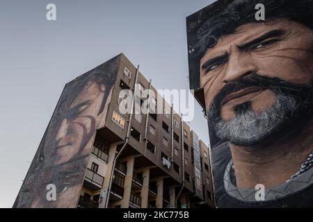 NAPOLI, ITALIA - JUNUARY 8 - il murale dell'artista napoletano Jorit sulle pareti di un palazzo comunale a San Giovanni a Tettuccio a Napoli raffigura il calciatore argentino Diego Armando Maradona (R) e lo Scugnizzo Nicol (L), 4 gennaio 2021. (Foto di Manuel Dorati/NurPhoto) Foto Stock