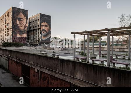 NAPOLI, ITALIA - JUNUARY 8 - il murale dell'artista napoletano Jorit sulle pareti di un palazzo comunale a San Giovanni a Tettuccio a Napoli raffigura il calciatore argentino Diego Armando Maradona (R) e lo Scugnizzo Nicol (L), 4 gennaio 2021. (Foto di Manuel Dorati/NurPhoto) Foto Stock