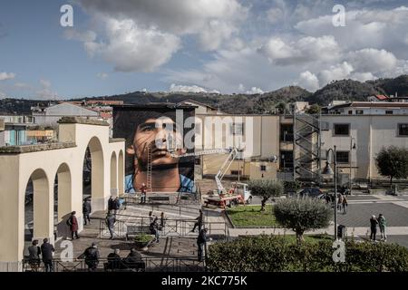 NAPOLI, ITALIA - JUNUARY 8 - il murale dell'artista napoletano Jorit raffigurante il calciatore argentino Diego Armano Maradona, creato a quarto a Napoli, in Piazza Europa, il 4 gennaio 2021. Il calciatore argentino Diego Armando Maradona era una figura importante per la gente di Napoli e così l'artista Jorit lo commemora con un murale nella città natale dell'artista. (Foto di Manuel Dorati/NurPhoto) Foto Stock