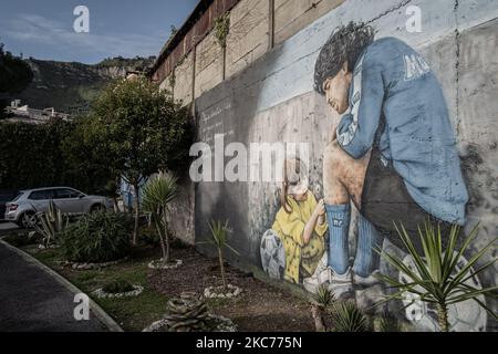 NAPOLI, ITALIA - JUNUARY 8 - Un murale raffigurante il calciatore argentino Diego Armano Maradona al di fuori dell'ex Centro Sportivo Paradiso di Napoli Soccavo, 4 gennaio 2021. Il calciatore argentino Diego Armando Maradona era una figura importante per il popolo napoletano. (Foto di Manuel Dorati/NurPhoto) Foto Stock