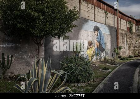 NAPOLI, ITALIA - JUNUARY 8 - Un murale raffigurante il calciatore argentino Diego Armano Maradona al di fuori dell'ex Centro Sportivo Paradiso di Napoli Soccavo, 4 gennaio 2021. Il calciatore argentino Diego Armando Maradona era una figura importante per il popolo napoletano. (Foto di Manuel Dorati/NurPhoto) Foto Stock