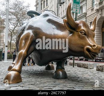 La scultura in bronzo di Charging Bull, conosciuta anche come Bull di Wall Street o Bowling Green Bull a New York City, con i turisti intorno a scattare foto di esso in quanto è un punto di riferimento, una destinazione turistica, Un'attrazione popolare e simbolo per Wall Street e il quartiere finanziario, con aggressivo ottimismo finanziario e prosperità, ricchezza e fortuna, situato a Broadway presso il quartiere finanziario di Manhattan. Fu creato da Arturo di Modica nel 1989. New York, USA il 2019 novembre (Foto di Nicolas Economou/NurPhoto) Foto Stock