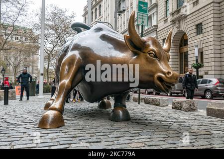 La scultura in bronzo di Charging Bull, conosciuta anche come Bull di Wall Street o Bowling Green Bull a New York City, con i turisti intorno a scattare foto di esso in quanto è un punto di riferimento, una destinazione turistica, Un'attrazione popolare e simbolo per Wall Street e il quartiere finanziario, con aggressivo ottimismo finanziario e prosperità, ricchezza e fortuna, situato a Broadway presso il quartiere finanziario di Manhattan. Fu creato da Arturo di Modica nel 1989. New York, USA il 2019 novembre (Foto di Nicolas Economou/NurPhoto) Foto Stock