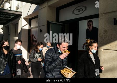 I giovani che camminano per strada vicino piazza Syntagma indossando le maschere a causa del regolamento Covid 19, il 29 dicembre 2020, Atene, Grecia (Foto di Vassilis A. Poularikas/NurPhoto) Foto Stock