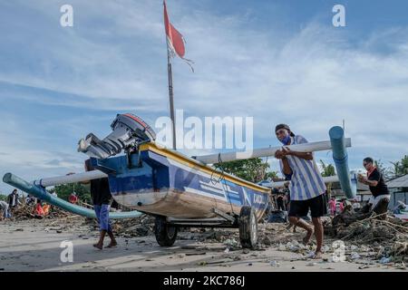 Centinaia di abitanti del villaggio di Jimbaran hanno lavorato insieme per ripulire decine di tonnellate di rifiuti bloccati a Muaya Beach, il 10 gennaio 2021. Questa condizione ambientale si verifica quasi ogni anno durante la stagione delle piogge, soprattutto all'inizio del nuovo anno a causa del monsone occidentale, che porta spazzatura dalla zona occidentale di Bali alla costa occidentale di Bali. (Foto di Keyza Widiatmika/NurPhoto) Foto Stock