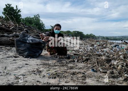 Centinaia di abitanti del villaggio di Jimbaran hanno lavorato insieme per ripulire decine di tonnellate di rifiuti bloccati a Muaya Beach, il 10 gennaio 2021. Questa condizione ambientale si verifica quasi ogni anno durante la stagione delle piogge, soprattutto all'inizio del nuovo anno a causa del monsone occidentale, che porta spazzatura dalla zona occidentale di Bali alla costa occidentale di Bali. (Foto di Keyza Widiatmika/NurPhoto) Foto Stock