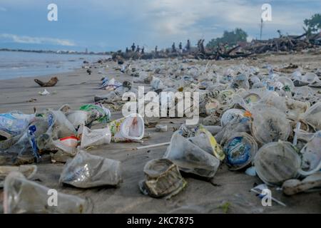 Centinaia di abitanti del villaggio di Jimbaran hanno lavorato insieme per ripulire decine di tonnellate di rifiuti bloccati a Muaya Beach, il 10 gennaio 2021. Questa condizione ambientale si verifica quasi ogni anno durante la stagione delle piogge, soprattutto all'inizio del nuovo anno a causa del monsone occidentale, che porta spazzatura dalla zona occidentale di Bali alla costa occidentale di Bali. (Foto di Keyza Widiatmika/NurPhoto) Foto Stock