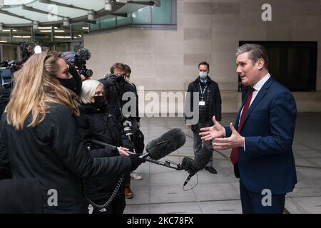 Il leader del partito laburista Sir Keir Starmer parla ai media al di fuori della BBC Broadcasting House nel centro di Londra dopo essere comparso all'Andrew Marr Show, il 10 gennaio 2021 a Londra, Inghilterra. (Foto di Wiktor Szymanowicz/NurPhoto) Foto Stock