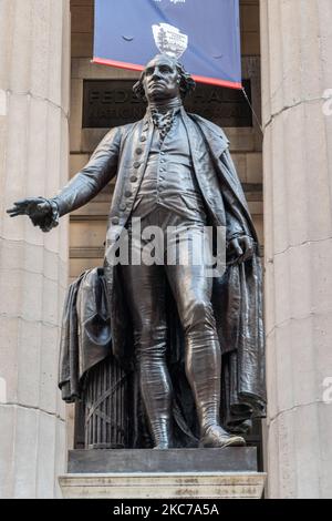 Una statua di bronzo del primo presidente degli Stati Uniti d'America, George Washington, si affaccia su Wall Street e sulla New York Stock Exchange NYSE dalla Federal Hall, la prima capitale, a New York City. George Washington è stato inaugurato qui come presidente nel 1789 quando NYC era la capitale degli Stati Uniti prima che fosse trasferito nel 1790 a Philadelphia, Pennsylvania. Da John Quincy Adams Ward, Installato sui gradini anteriori del Federal Hall National Memorial a Wall Street a New York City con l'iscrizione alla base della scultura GEORGE WASHINGTON NATO il 22 FEBBRAIO 1732 WAKEFIELD WE Foto Stock