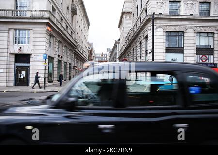 Un taxi guida lungo un vicino-deserted Piccadilly a Londra, Inghilterra, il 12 gennaio 2021. L'Inghilterra ha iniziato la seconda settimana intera del suo terzo blocco nazionale del coronavirus oggi, imposto dal primo ministro britannico Boris Johnson in seguito agli avvertimenti delle autorità sanitarie che il Servizio sanitario Nazionale (NHS) potrebbe presto essere sopraffatto con i pazienti con covid-19. (Foto di David Cliff/NurPhoto) Foto Stock