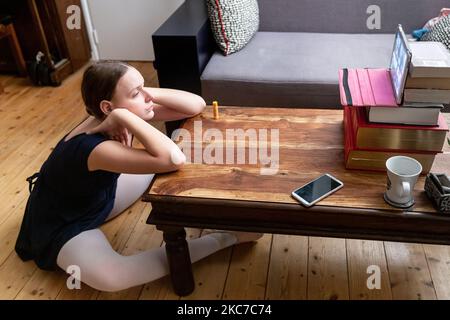 Gabi, quattordici anni, frequenta la sua lezione di balletto gestita online dal suo istruttore della Central School of Ballet a Londra, Inghilterra, il 11 gennaio 2021. Il gruppo di Gabi si riunisce ogni settimana per allenare il balletto. La scuola ha fornito lezioni on-line dall'inizio della pandemia di Coronavirus. All'inizio di gennaio sono state introdotte restrizioni di livello 4 e tutte le scuole in Inghilterra sono state chiuse a causa del forte aumento dei casi di Covid-19. (Foto di Dominika Zarzycka/NurPhoto) Foto Stock