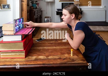 Gabi, quattordici anni, frequenta la sua lezione di balletto gestita online dal suo istruttore della Central School of Ballet a Londra, Inghilterra, il 11 gennaio 2021. Il gruppo di Gabi si riunisce ogni settimana per allenare il balletto. La scuola ha fornito lezioni on-line dall'inizio della pandemia di Coronavirus. All'inizio di gennaio sono state introdotte restrizioni di livello 4 e tutte le scuole in Inghilterra sono state chiuse a causa del forte aumento dei casi di Covid-19. (Foto di Dominika Zarzycka/NurPhoto) Foto Stock