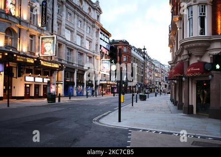 I teatri temporaneamente chiusi si trovano su una Shaftesbury Avenue vicino deserta a Londra, Inghilterra, il 12 gennaio 2021. L'Inghilterra ha iniziato la seconda settimana intera del suo terzo blocco nazionale del coronavirus oggi, imposto dal primo ministro britannico Boris Johnson in seguito agli avvertimenti delle autorità sanitarie che il Servizio sanitario Nazionale (NHS) potrebbe presto essere sopraffatto con i pazienti con covid-19. (Foto di David Cliff/NurPhoto) Foto Stock