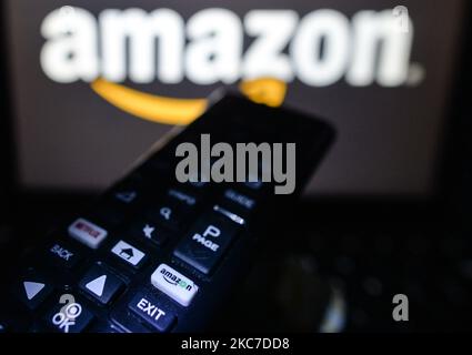 Foto di una persona che utilizza un telecomando Amazon mentre navighi in un sito Amazon.com, in un appartamento durante il blocco coronavirus di Dublino. Secondo un nuovo sondaggio sugli acquirenti di annunci condotto da Cowen nel dicembre 2020, Amazon potrebbe diventare il principale azionista tra le principali aziende di annunci digitali nel 2021 e nel 2022. Mercoledì 13 gennaio 2021 a Dublino, Irlanda. (Foto di Artur Widak/NurPhoto) Foto Stock