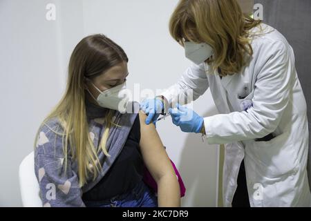 Gli operatori sanitari ricevono il vaccino Pfizer-BioNtech Coronavirus presso il centro di vaccinazione vicino alla sede della Mostra d'Oltremare, a Napoli, il 10 gennaio 2021. (Foto di Fabio Burrelli/NurPhoto) Foto Stock