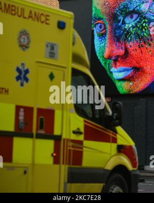 Un'ambulanza vista nel centro di Dublino durante il blocco di livello 5 Covid-19. Mercoledì 13 gennaio 2021 a Dublino, Irlanda. (Foto di Artur Widak/NurPhoto) Foto Stock