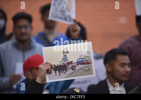 Tutti i Nepal National Free Student’s Union (ANNFSU), affiliati a Pushpa Kamal Dahal e Madhav Kumar Nepal fation protesta insieme ai manifesti satirici pubblicati su giornali e online contro la Camera dei rappresentanti scioglimento a Kathmandu, Nepal Mercoledì, 13 gennaio 2021. (Foto di Narayan Maharjan/NurPhoto) Foto Stock