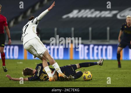 Nicol Rovella di Genova CFC e Radu Dragusin di Juventus FC si sono sfidati per la palla durante la partita di Coppa Italia tra Juventus FC e Genova CFC allo Stadio Allianz il 13 gennaio 2021 a Torino. La Juventus ha vinto 3-2 su Genova. (Foto di Massimiliano Ferraro/NurPhoto) Foto Stock