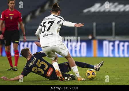 Nicol Rovella di Genova CFC e Radu Dragusin di Juventus FC si sono sfidati per la palla durante la partita di Coppa Italia tra Juventus FC e Genova CFC allo Stadio Allianz il 13 gennaio 2021 a Torino. La Juventus ha vinto 3-2 su Genova. (Foto di Massimiliano Ferraro/NurPhoto) Foto Stock