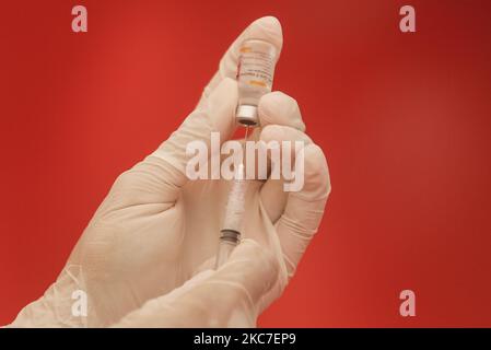 Il medico prepara una dose di vaccino Sinovac COVID-19 prima di somministrare un shot in un ospedale di Denpasar, Bali, Indonesia il 14 2021 gennaio. L'Indonesia inizia ad attuare il programma di vaccinazione COVID-19 per gli operatori sanitari e i funzionari governativi nella prima fase del programma di vaccinazione nazionale. Il governo ha ordinato 125 milioni di dosi di vaccino dalla Sinovac Biotech cinese. (Foto di Johanes Christo/NurPhoto) Foto Stock