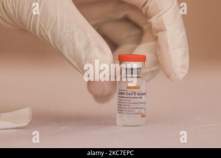 Il medico prepara una dose di vaccino Sinovac COVID-19 prima di somministrare un shot in un ospedale di Denpasar, Bali, Indonesia il 14 2021 gennaio. L'Indonesia inizia ad attuare il programma di vaccinazione COVID-19 per gli operatori sanitari e i funzionari governativi nella prima fase del programma di vaccinazione nazionale. Il governo ha ordinato 125 milioni di dosi di vaccino dalla Sinovac Biotech cinese. (Foto di Johanes Christo/NurPhoto) Foto Stock