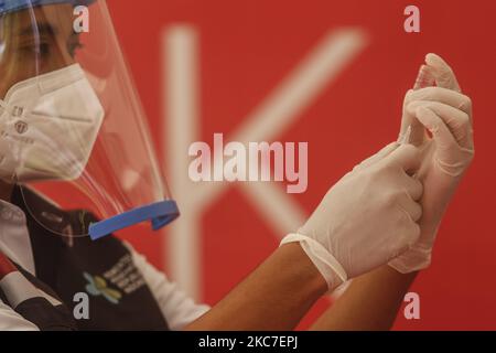 Il medico prepara una dose di vaccino Sinovac COVID-19 prima di somministrare un shot in un ospedale di Denpasar, Bali, Indonesia il 14 2021 gennaio. L'Indonesia inizia ad attuare il programma di vaccinazione COVID-19 per gli operatori sanitari e i funzionari governativi nella prima fase del programma di vaccinazione nazionale. Il governo ha ordinato 125 milioni di dosi di vaccino dalla Sinovac Biotech cinese. (Foto di Johanes Christo/NurPhoto) Foto Stock