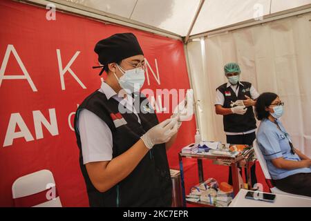 Il medico prepara una dose di vaccino Sinovac COVID-19 prima di somministrare un shot in un ospedale di Denpasar, Bali, Indonesia il 14 2021 gennaio. L'Indonesia inizia ad attuare il programma di vaccinazione COVID-19 per gli operatori sanitari e i funzionari governativi nella prima fase del programma di vaccinazione nazionale. Il governo ha ordinato 125 milioni di dosi di vaccino dalla Sinovac Biotech cinese. (Foto di Johanes Christo/NurPhoto) Foto Stock