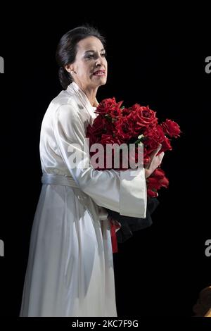 Il soprano Maria Rey-Joly si esibisce sul palco durante la rappresentazione teatrale 'Divaa', basata sulla vita di Maria Callas, presso il Teatros del Canal il 14 gennaio 2021 a Madrid, Spagna. (Foto di Oscar Gonzalez/NurPhoto) Foto Stock