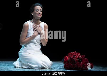 Il soprano Maria Rey-Joly si esibisce sul palco durante la rappresentazione teatrale 'Divaa', basata sulla vita di Maria Callas, presso il Teatros del Canal il 14 gennaio 2021 a Madrid, Spagna. (Foto di Oscar Gonzalez/NurPhoto) Foto Stock