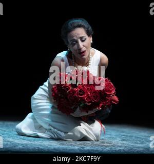 Il soprano Maria Rey-Joly si esibisce sul palco durante la rappresentazione teatrale 'Divaa', basata sulla vita di Maria Callas, presso il Teatros del Canal il 14 gennaio 2021 a Madrid, Spagna. (Foto di Oscar Gonzalez/NurPhoto) Foto Stock