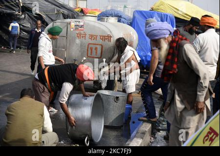 Agricoltori al sito di protesta contro le nuove leggi agricole, al confine Delhi-Utttar Pradesh a Ghaziabad, India 13 gennaio 2021. La protesta dei 2020 agricoltori indiani è una protesta continua contro i tre atti agricoli approvati dal Parlamento indiano nel settembre 2020. Centinaia di migliaia di agricoltori degli stati circostanti protestano per settimane alla periferia di Delhi, bloccando le autostrade che portano alla capitale. Gli agricoltori che protestano contro leggi che deregolamentano la vendita di colture, che dicono, li metteranno a rischio di perdere i loro mezzi di sussistenza e la loro terra alle grandi aziende. Accordo Foto Stock