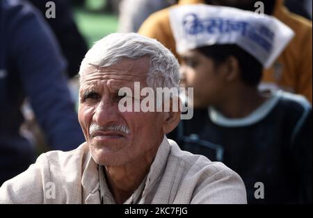 Agricoltori al sito di protesta contro le nuove leggi agricole, al confine Delhi-Utttar Pradesh a Ghaziabad, India 13 gennaio 2021. La protesta dei 2020 agricoltori indiani è una protesta continua contro i tre atti agricoli approvati dal Parlamento indiano nel settembre 2020. Centinaia di migliaia di agricoltori degli stati circostanti protestano per settimane alla periferia di Delhi, bloccando le autostrade che portano alla capitale. Gli agricoltori che protestano contro leggi che deregolamentano la vendita di colture, che dicono, li metteranno a rischio di perdere i loro mezzi di sussistenza e la loro terra alle grandi aziende. Accordo Foto Stock