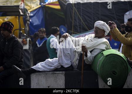 Agricoltori al sito di protesta contro le nuove leggi agricole, al confine Delhi-Utttar Pradesh a Ghaziabad, India 13 gennaio 2021. La protesta dei 2020 agricoltori indiani è una protesta continua contro i tre atti agricoli approvati dal Parlamento indiano nel settembre 2020. Centinaia di migliaia di agricoltori degli stati circostanti protestano per settimane alla periferia di Delhi, bloccando le autostrade che portano alla capitale. Gli agricoltori che protestano contro leggi che deregolamentano la vendita di colture, che dicono, li metteranno a rischio di perdere i loro mezzi di sussistenza e la loro terra alle grandi aziende. Accordo Foto Stock