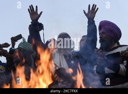 Gli agricoltori gridano slogan contro il primo ministro indiano Narendra modi mentre celebrano il festival di Lohri, sul luogo di protesta degli agricoltori contro le nuove leggi agricole, al confine Delhi-Utttar Pradesh a Ghaziabad, India 13 gennaio 2021. Lohri è un popolare festival popolare invernale Punjabi celebrato principalmente nella regione del Punjab. (Foto di David Talukdar/NurPhoto) Foto Stock