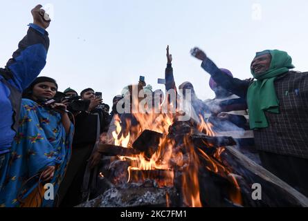 Gli agricoltori gridano slogan contro il primo ministro indiano Narendra modi mentre celebrano il festival di Lohri, sul luogo di protesta degli agricoltori contro le nuove leggi agricole, al confine Delhi-Utttar Pradesh a Ghaziabad, India 13 gennaio 2021. Lohri è un popolare festival popolare invernale Punjabi celebrato principalmente nella regione del Punjab. (Foto di David Talukdar/NurPhoto) Foto Stock